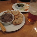 フォーハーツカフェ - ビール、鳥レバーパテ、ピクルス