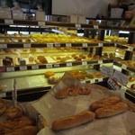 パン工房グラン・エピ - 店にはハード系のパンを中心に焼き立ての１００円から２００円のパンが並んでいました
