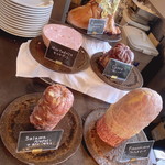 MORETHAN TAPAS LOUNGE - ビュッフェ台のハム