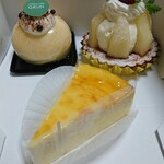 GRUN - ケーキ3種類 手前がケーゼクーヘン 345円