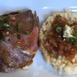 COMMON FOOD & DRINK - ローストビーフもやし入りコリアンソース、
パフライスにキムチ、オーストラリア産チーズ