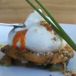 COMMON FOOD & DRINK - チーズの中から麻辣ソースが溢れ出します！
楽しい演出です。
ブラータとは、モッツァレラチーズを巾着状にした中に細かくしたモッツァレラチーズとクリームを入れた、イタリア原産のフレッシュチーズです。