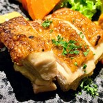 ビストロ ハマイフ - 皮はパリッと中はジュワッと、の焼き上がりのチキン。塩で焼いてあってそのままでも充分美味しいのですがクリームマスタードをひと添え。