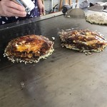 Okonomiyaki Sintyou - ソース塗って完成！
