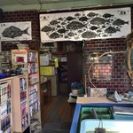 大阪屋 - 店内には、魚拓がたくさん飾られています。