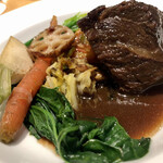 シュヴァル・ドゥ・ヒョータン - 牛頰肉の赤ワイン煮込み