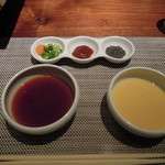 ポン酢と黄身だれ。薬味と味噌と塩も。