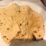 Masala Hut 池袋店 - サービスの煎餅らしきつまみ