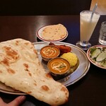 NAMASTE - タンドリーチキン、カレー２種、ナン、ライス、サラダ1260円(税別)＋スイートラッシー300円(税別)＋パパド(無料)