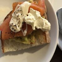 レッドフランマ - 自作のサンドイッチ。アボカドトマトを敷きました