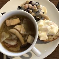 レッドフランマ - 木の子と豆のサラダ、フルーツサンドイッチ、具沢山スープ