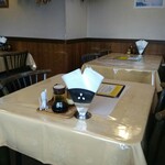 カナール - 落ち着いた店内。ヤル気になれば、パーティーも開けそう