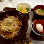 すき家 - きのこペペロンチーノ牛丼チーズおんたまMix大盛+サラダセット