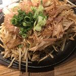 鉄板料理専門店 侘家三昧 - もやしそば９８０円。もやしたっぷりの焼きそばです。豚肉、鰹節もたくさんあり、やみつきになる絶妙な味わいです（╹◡╹）