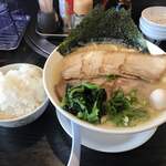 横浜ラーメン みなと家 - 濃厚豚骨塩　麺増し、
チャーシュートッピング