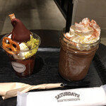 サタデイズ チョコレート ファクトリー カフェ - 左：ザ・サンデー　右：チョコレート・ミルク・クラシック