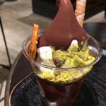 サタデイズ チョコレート ファクトリー カフェ - クラッシュされたピスタチオがタップリで塩味が絶妙なバランス(^o^)