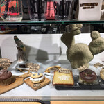 サタデイズ チョコレート ファクトリー カフェ - 店内にはドリングにピッタリの小菓子もあります♪