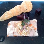 ラトラス - テットドフロマージュ　ラヴィゴットソース　ビーツのキャラメリゼ　パルメザンチーズのチュイル