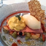 ラトラス - 木イチゴの軽いメレンゲムースとマンゴーのエスプーマ　グラスバニラとフルーツミントマリネ