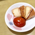 らーめん森や。 - カリフリ卵黄とカマンベールチーズの味噌たまり漬け