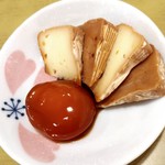 らーめん森や。 - カリフリ卵黄とカマンベールチーズの味噌たまり漬け
