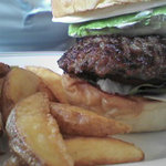 ファイヤーハウス - アボガドバーガーと黄金フレンチフライ