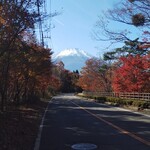 湖麺屋 リールカフェ - 帰り道の富士山と紅葉