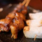 秋元屋 - 2019.9 あぶら 味噌（1串120円）内臓脂肪キクアブラ、山芋（130円）