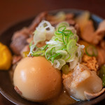 秋元屋 - 2019.9 煮込み（380円）＋煮玉子（100円）