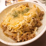 すき家 - とろ～り3種のチーズ牛丼(中盛)