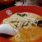 豚骨らーめん 福の軒 - 替玉の頃には辛いの入れて色が変わったった。