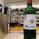 エノテカ  - ラズベリーやブラックベリーなどの赤黒系果実のアロマが繊細に香り、コーヒーやシガーなどの複雑で洗練されたニュアンスも漂う。口当たりは非常に柔らか。