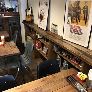 【テーブル席】友人や会社の仲間とバーガー×ビールはいかがですか？