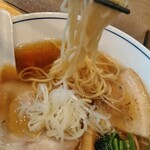 麺や たけ田 - 中細ストレート麺が極上スープをしっかり持ち上げる