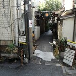 ベーカリー燈 - この板の路を進むと左手に入口が