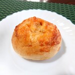 ブーランジェリー タネ  - チーズとドライトマトのソフトパン210円