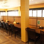 麺や 八刻丸 名古屋本店 - カウンター席も充実