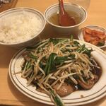 留軒 - ニラレバ定食 700円