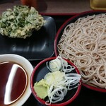 あり賀せいろう - 薬味皿の下には辛つゆ、路麺でも天つゆ付き！