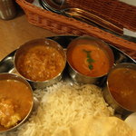 エリックサウス - 左からエリックチキン、キーマ、バターチキン、野菜