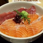 お魚どうらく - マグロとサーモン二色丼（アップ）（2019.10）