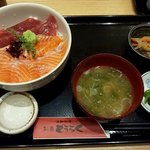お魚どうらく - マグロとサーモン二色丼（2019.10）