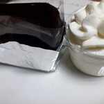 ウィーン菓子 シーゲル - ザッハトルテ　生クリーム付き　550円 消える生クリームが面白い！