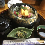 寿司孝 - 連れが頼んだ海鮮ちらし¥1000+税