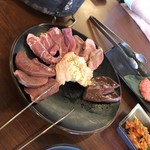 焼肉の田口 - ホルモンたっぷり、奥にはあっという間になくなりつつある国産牛ロース