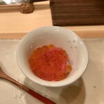 楠本 - イクラの醤油漬け(下にマグロのたたき)
