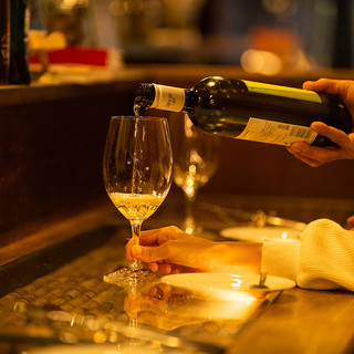 100種以上のワインがメイン。他、厳選クラフト酒の数々