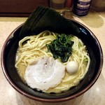 釜利家 - ラーメン690円麺硬め。海苔増し50円。