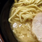 釜利家 - スープが少なく麺がこんにちはしています。